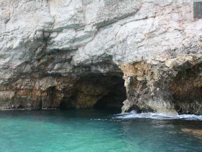 Il costone roccioso nasconde e custodisce per� anche numerose grotte visitabili solo via mare: scrigni della natura ricchi di storie e aneddoti